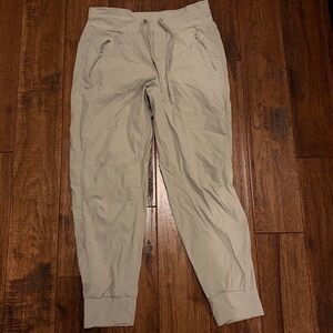 Athleta women’s Light Gray Joggers

LAST CHANCE TO BUY BEFORE IT GETS DONATED!!!